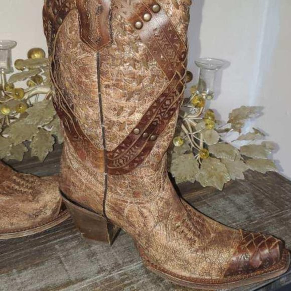 Corral Distressed Leather Heeled Boots - Picture 3 of 16